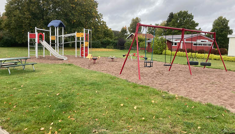 Översiktsbild på en lekplats.