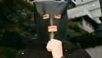 Man i svart mask för ansiktet.