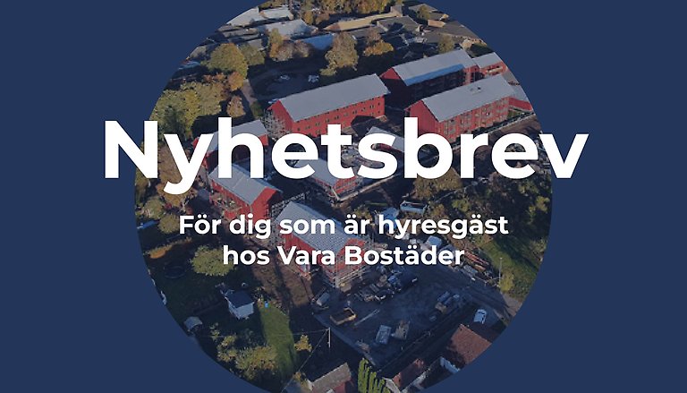 Blå bakgrundsplatta, rund flygbild med röda lägenhetshus i mitten, vit text "Nyhetsbrev för dig som är hyresgäst hos Vara bostäder" ovanpå.